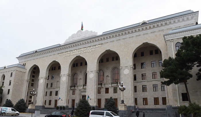 Ilham Aliyev inspecte les travaux effectués dans le bâtiment administratif de la Société des Chemins de fer d’Azerbaïdjan